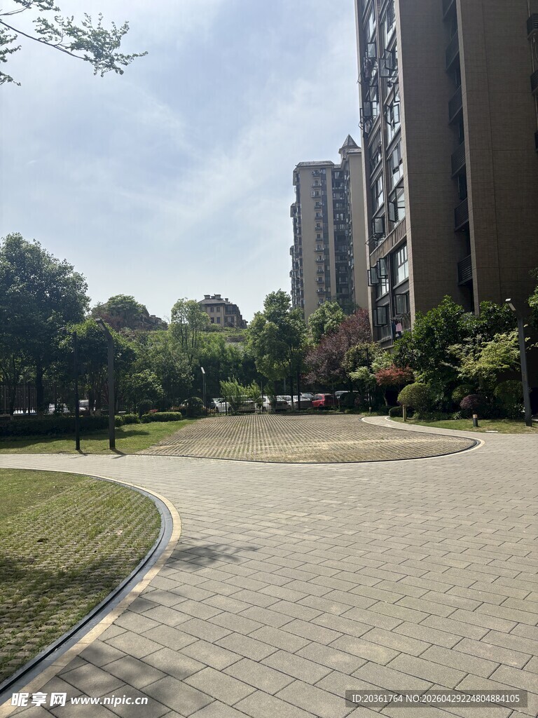 小区内的开阔休闲广场