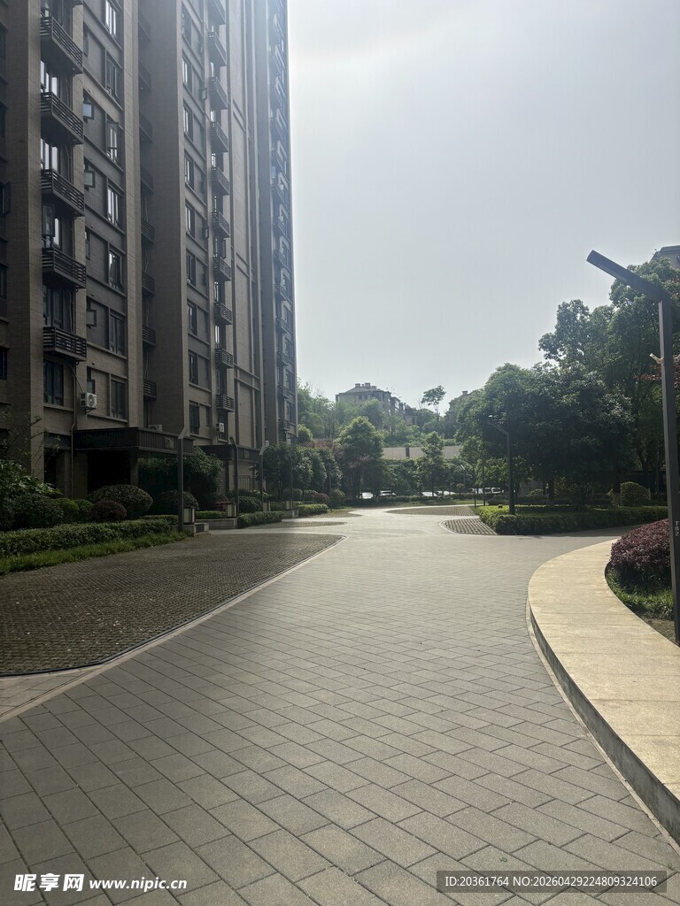 小区内的宽敞步道景观