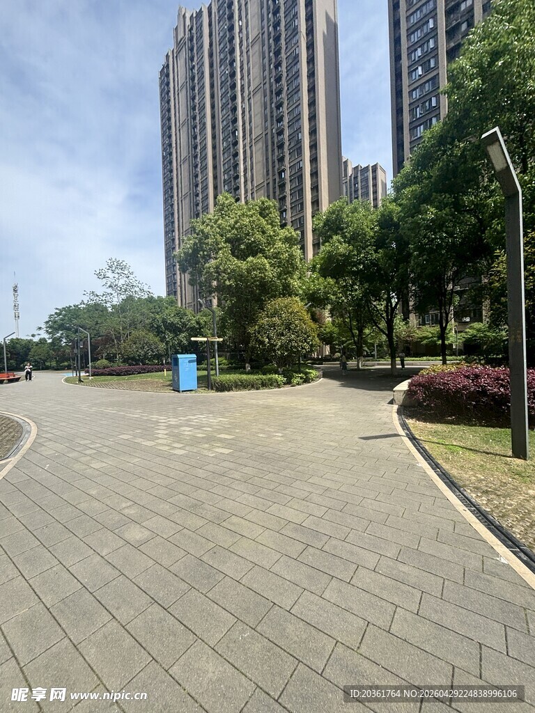 城市宽阔的砖石铺设道路
