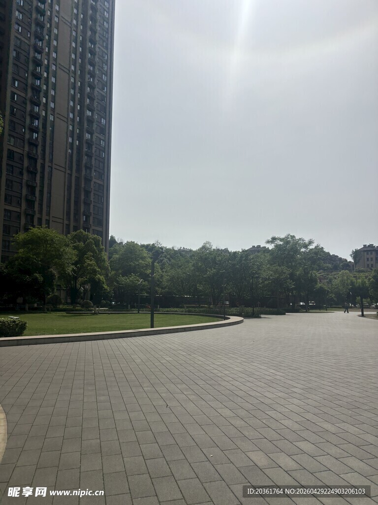 城市广场旁的高楼与绿地