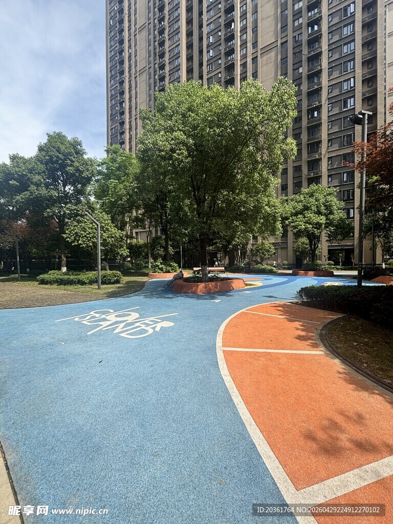 小区内的彩色休闲步道