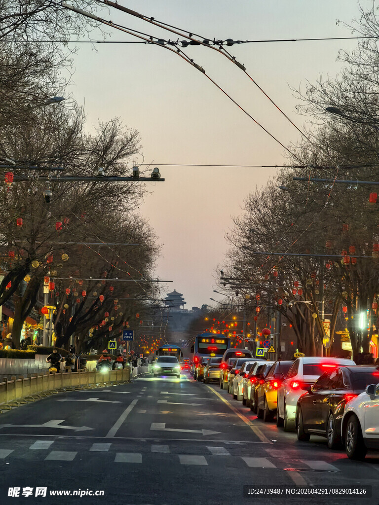 夜晚华灯初上的北京街道