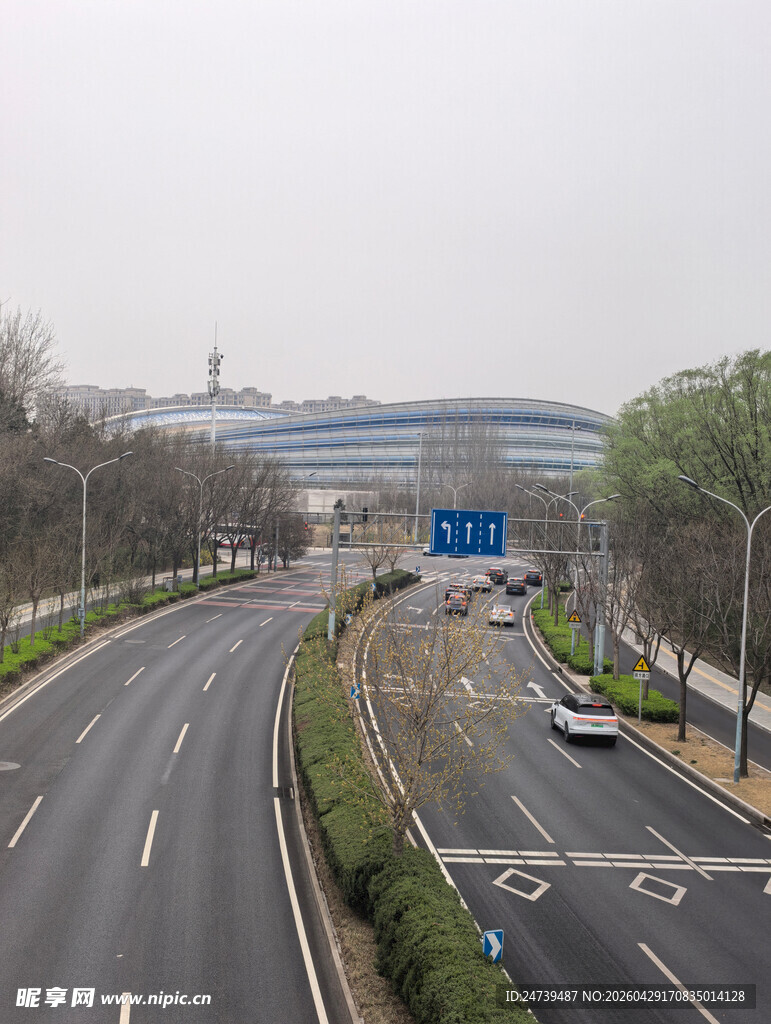 阴天北京高架桥下的公路