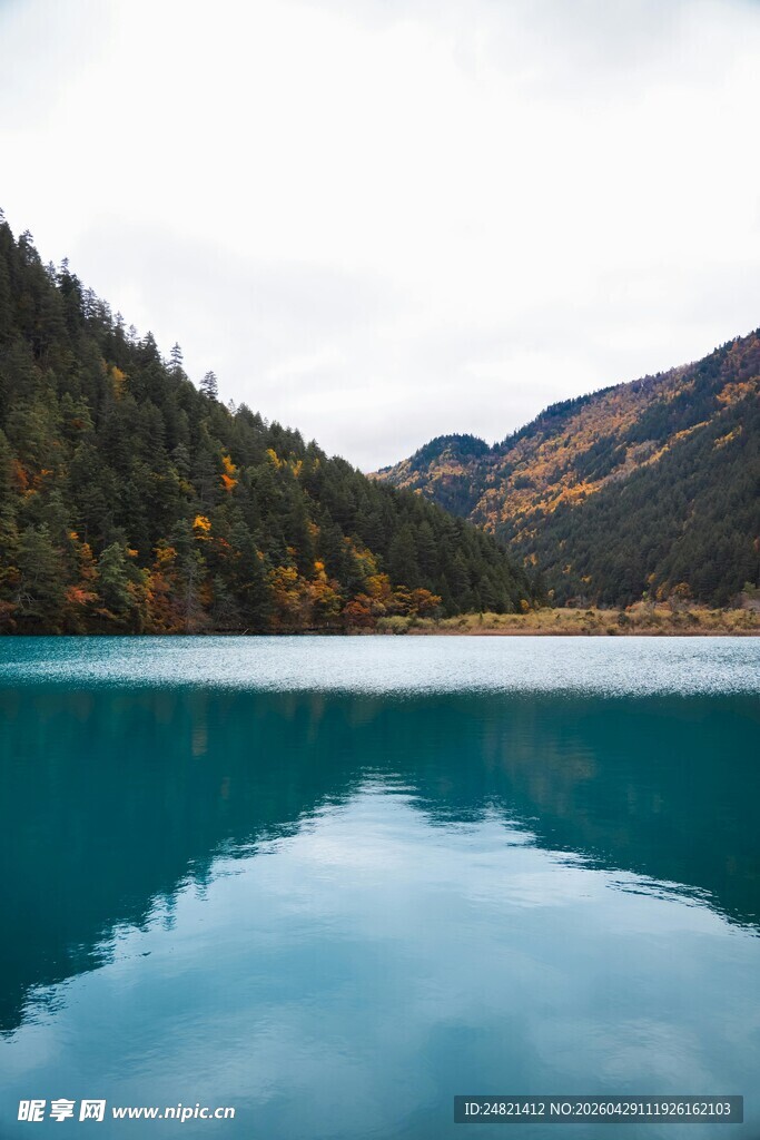 静谧蓝湖映山林