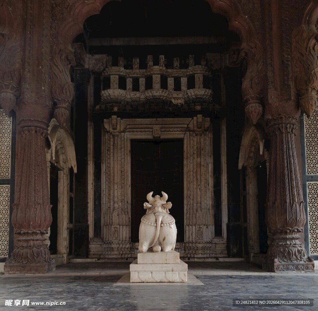 古老建筑内的精美雕塑