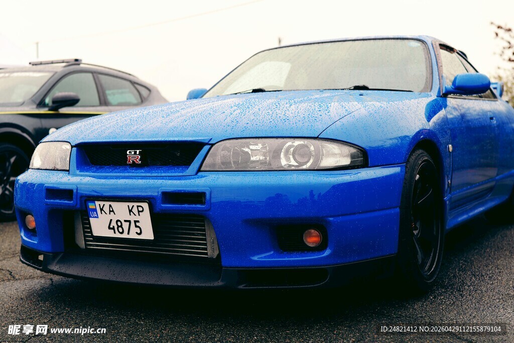 蓝色经典款改装汽车