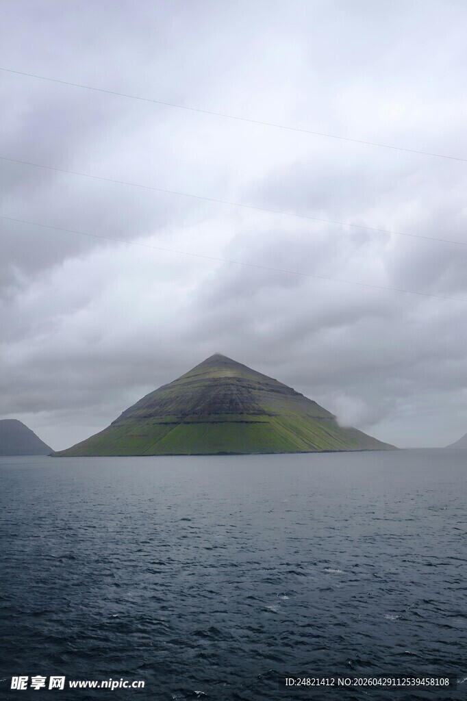 海上孤山云雾缭绕之景