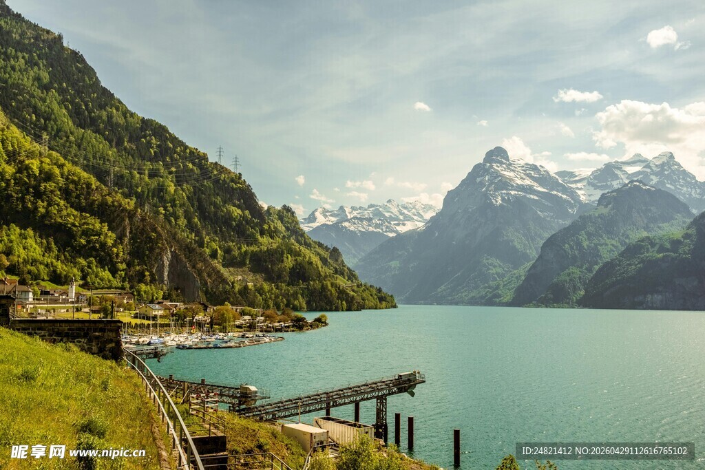 湖畔山景风光如画