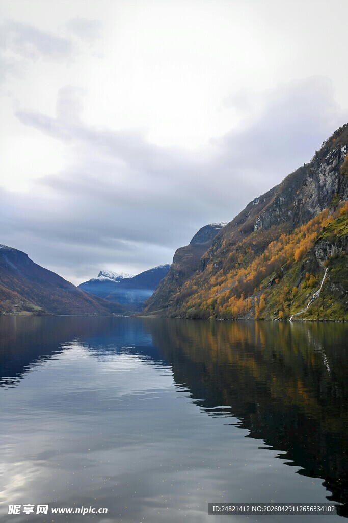 宁静山水间的湖光山色