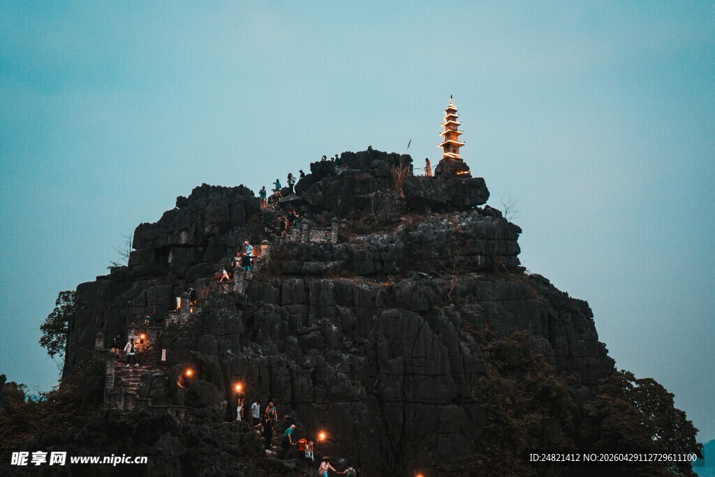 山顶塔夜景