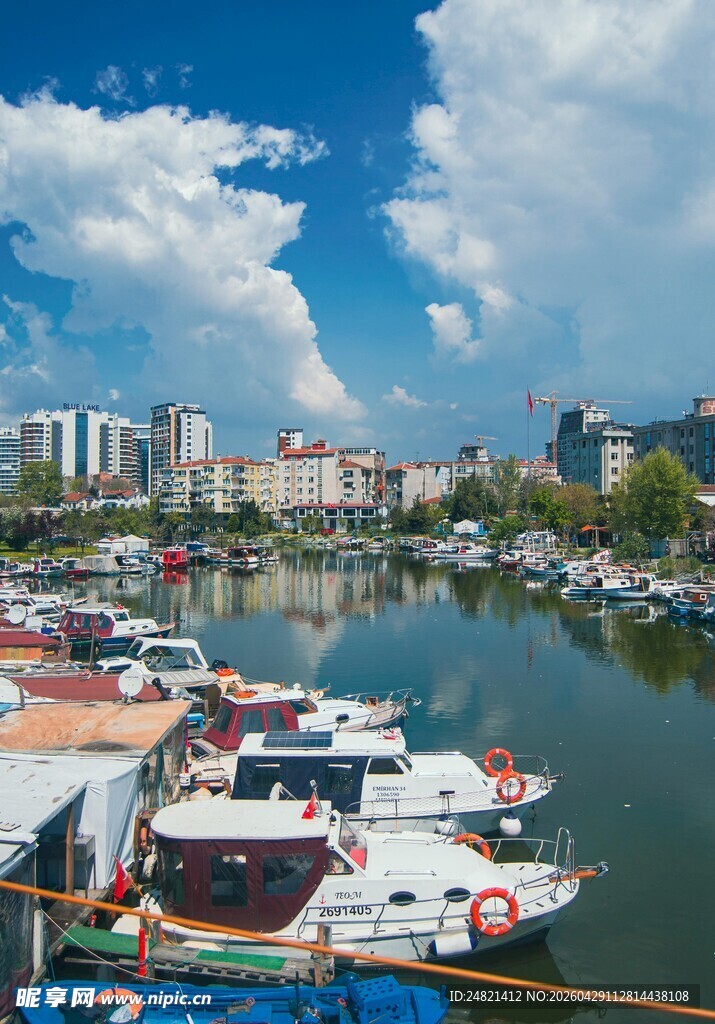 河畔停泊的多彩船只