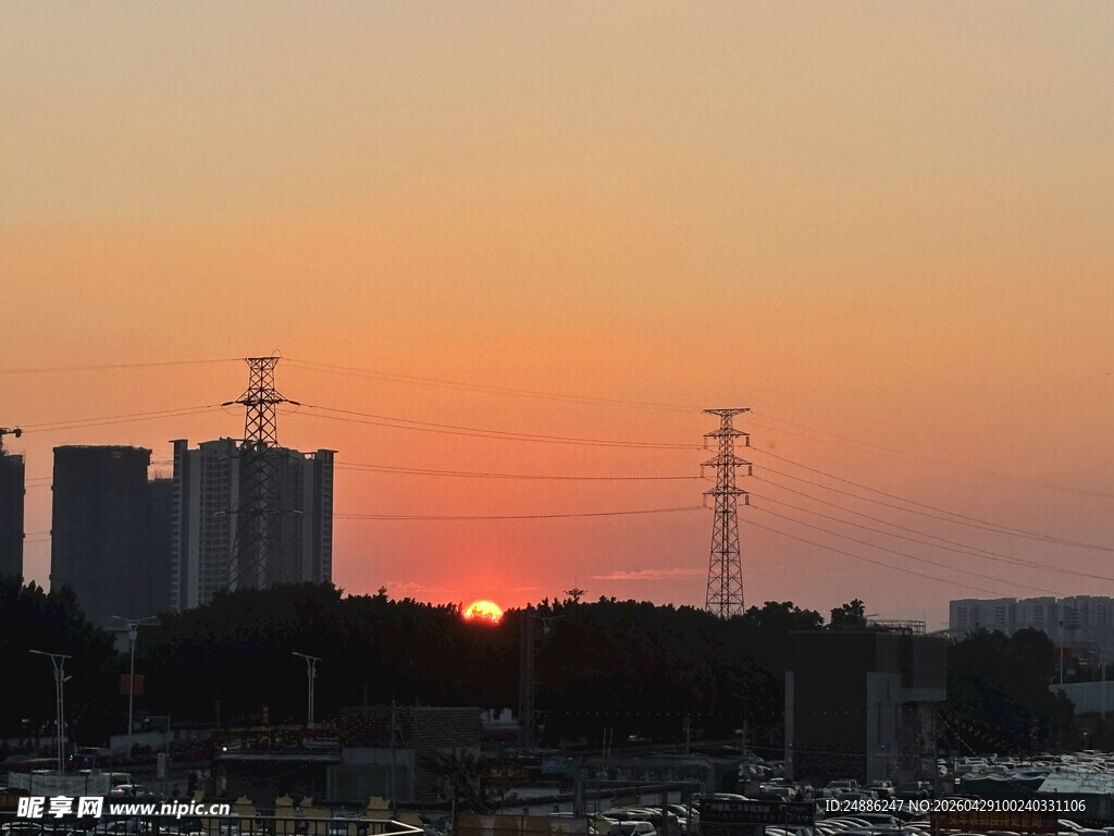 城市日落时的天际线景观