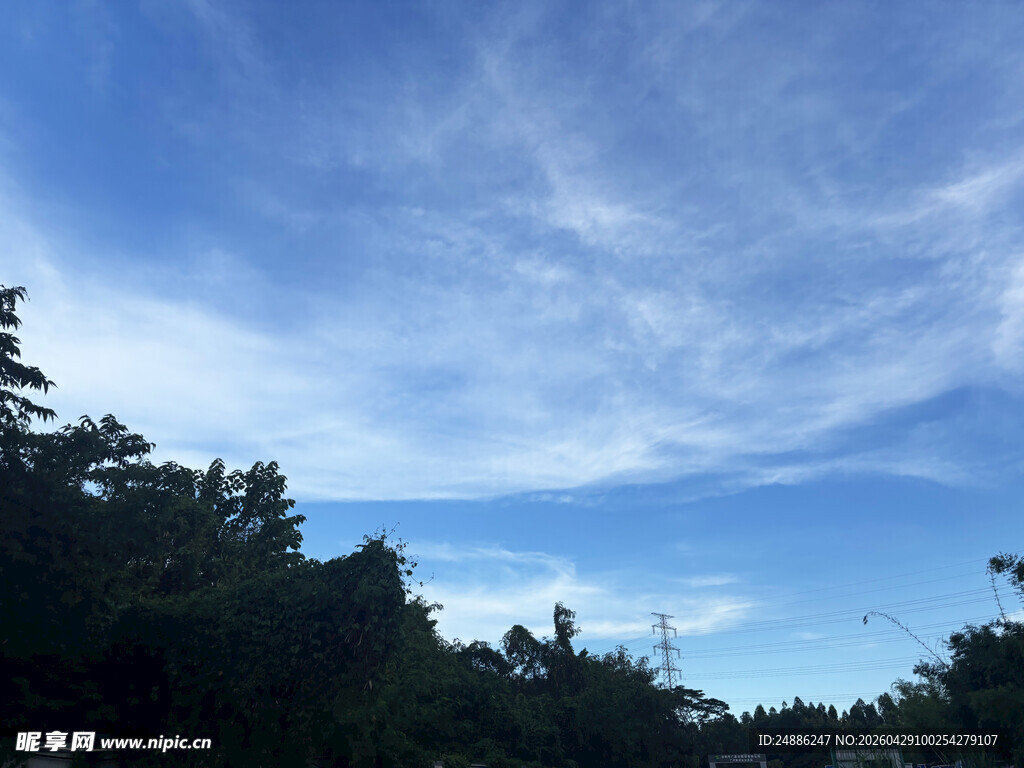 蓝天白云下的山林美景