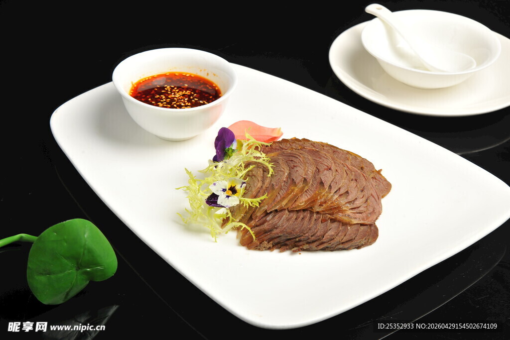 美味牛排配特色蘸料 牛肉