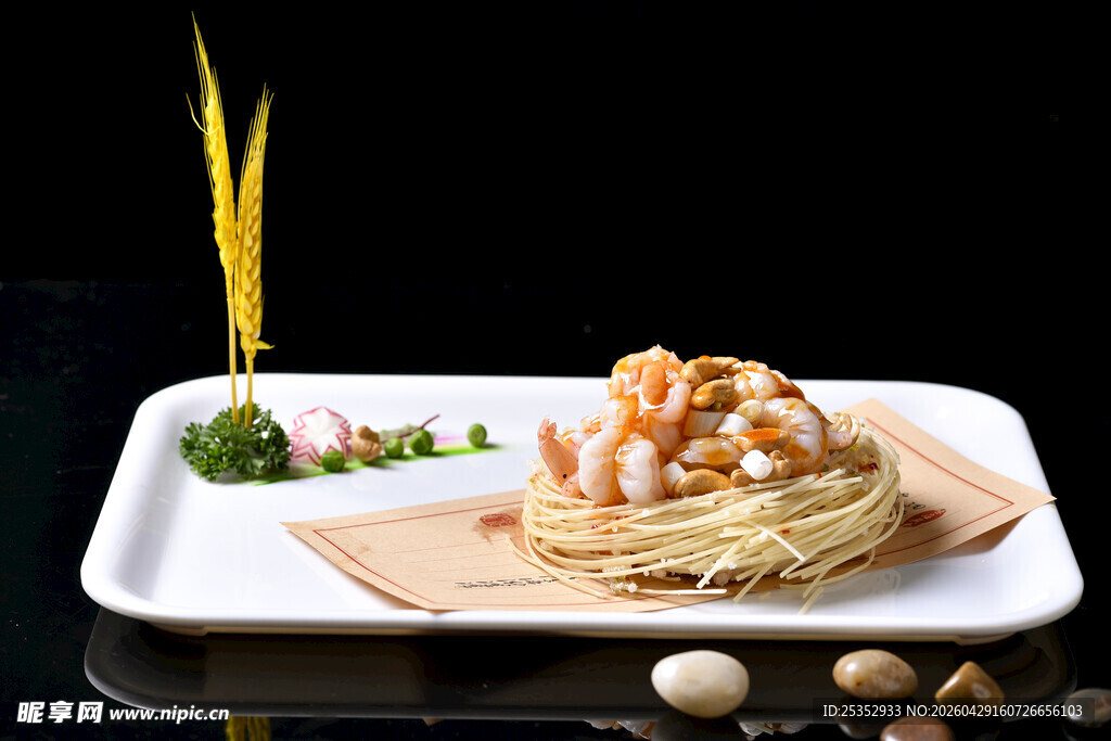 精致摆盘的美味海鲜料理 虾球