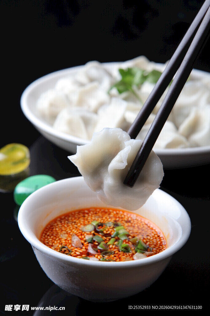 蘸料中的饺子 美味诱人 水饺
