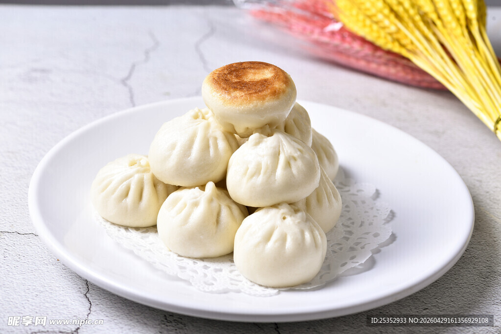 一盘美味的包子 生煎包