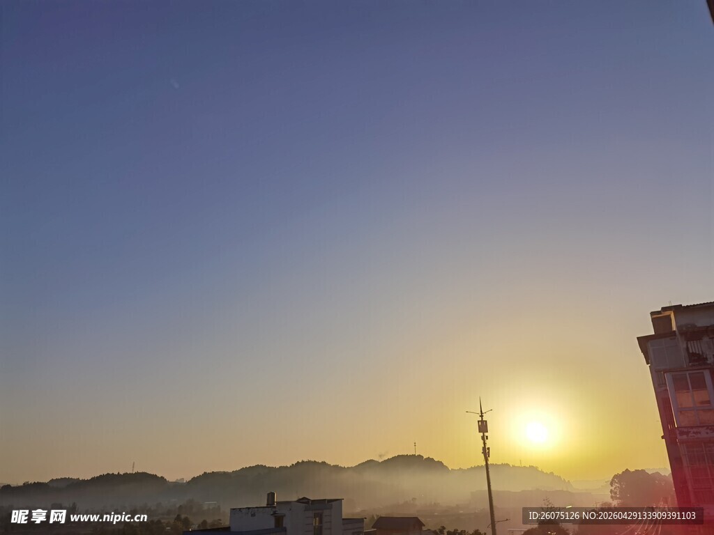 日出时分的城市与远山