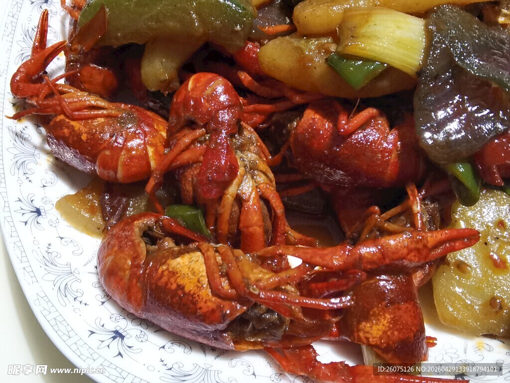 美味小龙虾与配菜拼盘