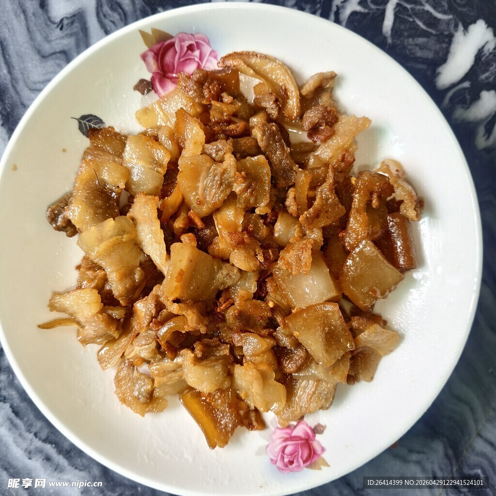 美味炒猪皮和五花肉