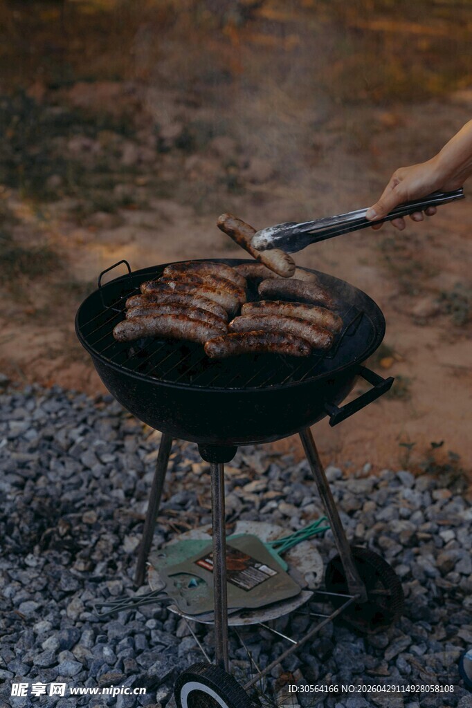户外烧烤美味烤肉进行时