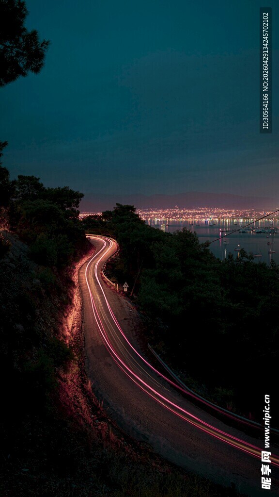 夜幕下蜿蜒公路光影美景