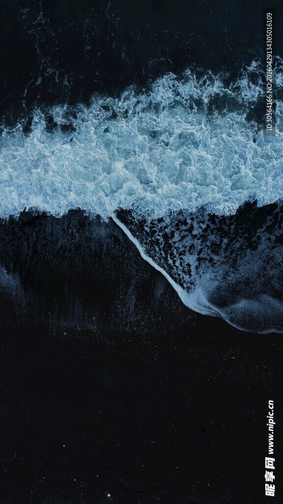 海浪翻涌的深邃海洋画面