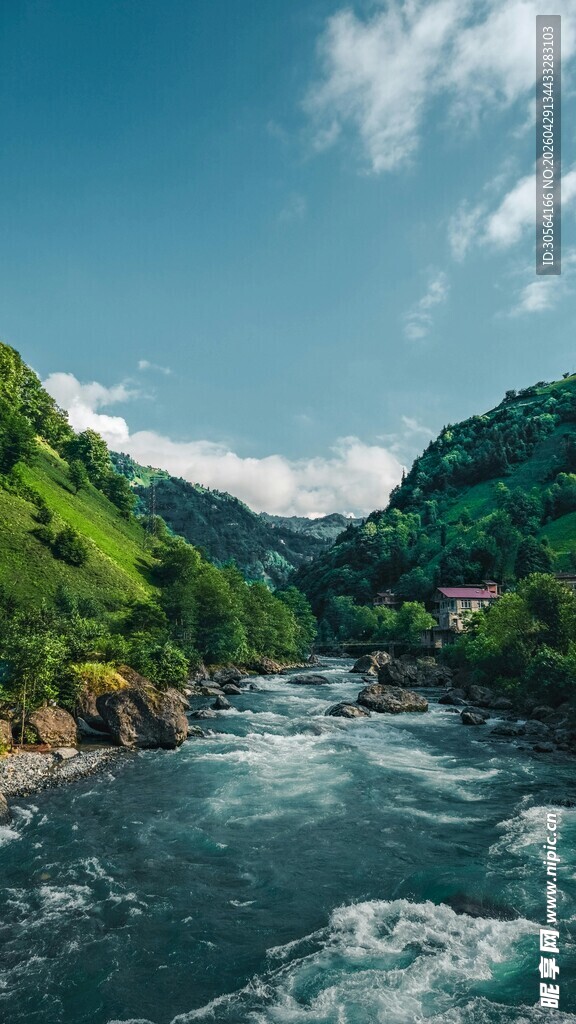 青山绿水间的湍急河流
