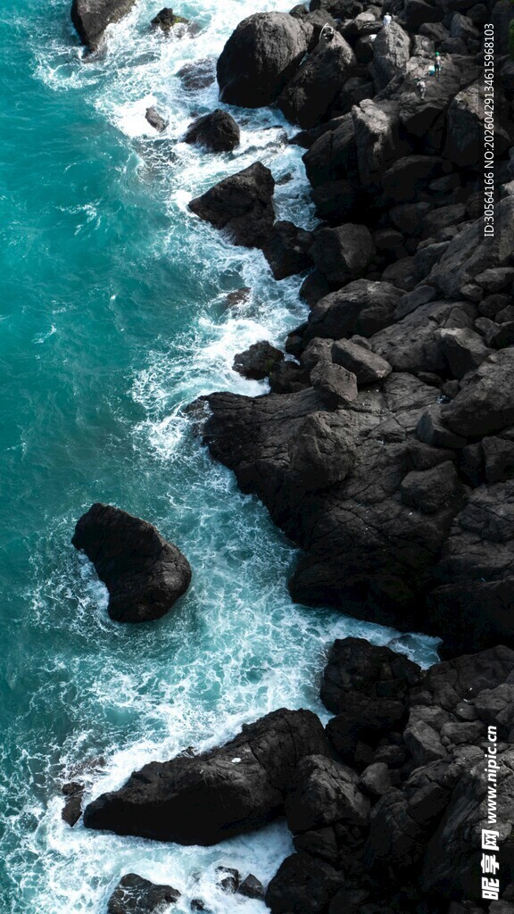 海边嶙峋礁石与碧蓝海水