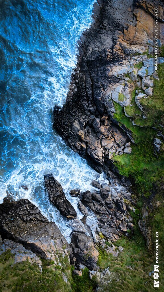 海岸海浪拍打嶙峋礁石