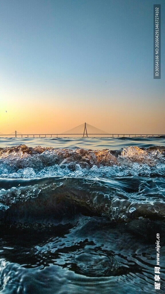 海边日落时的翻涌海浪