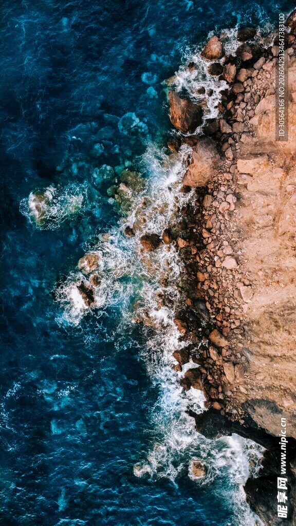 海岸岩石与澎湃蓝色海浪