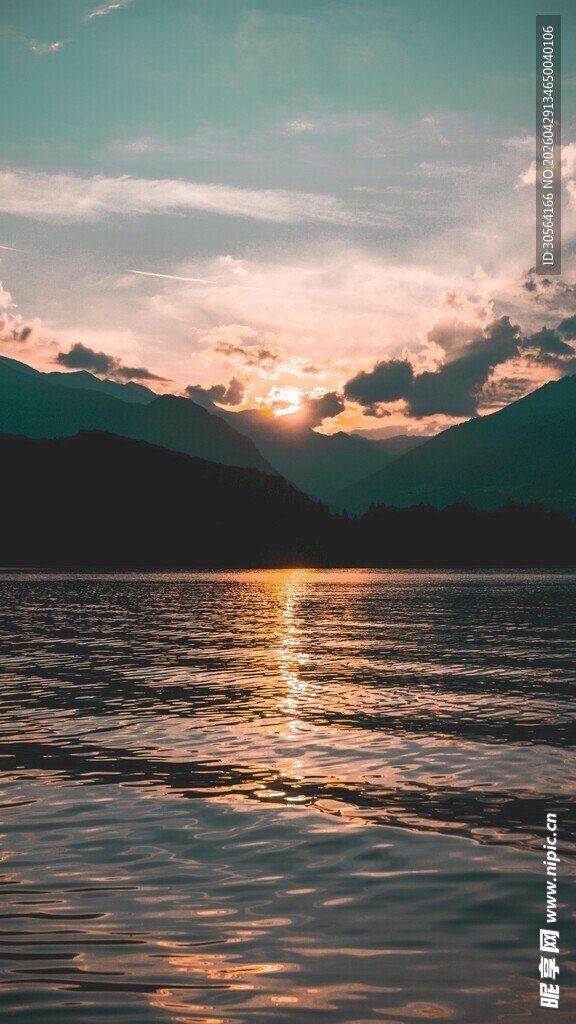 夕阳下波光粼粼的宁静水面