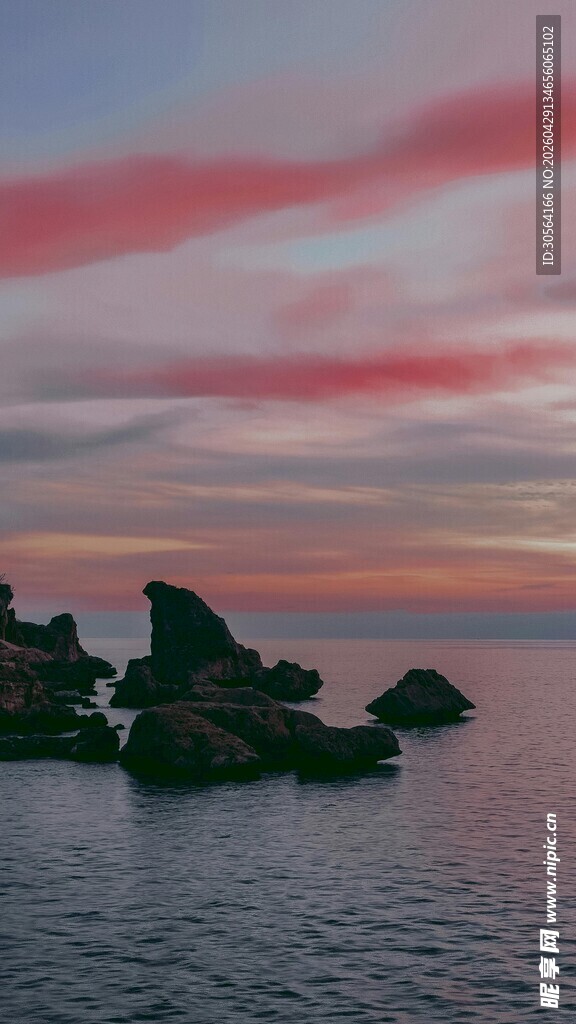海边日落时的礁石美景