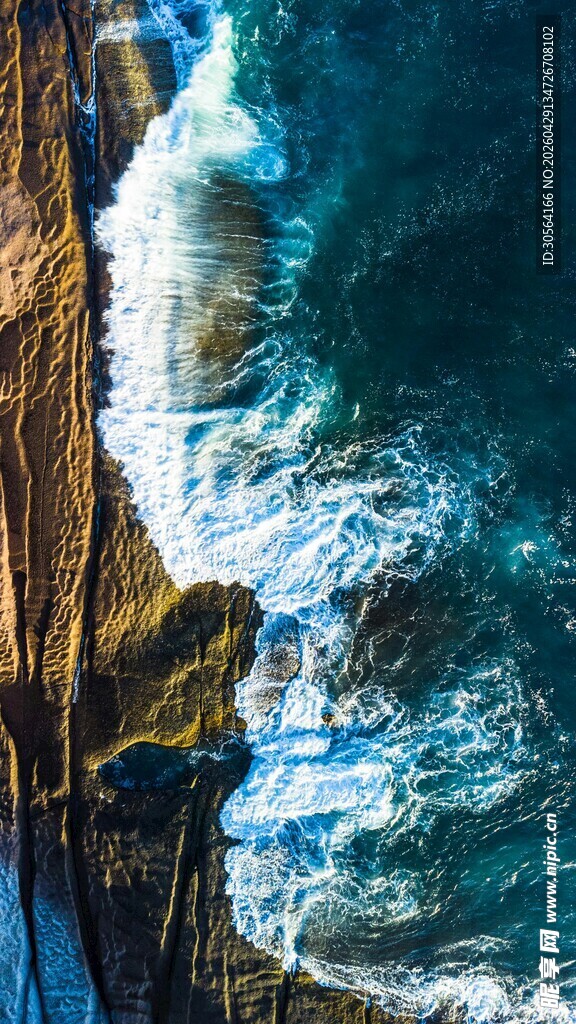 海岸边汹涌海浪拍打礁石