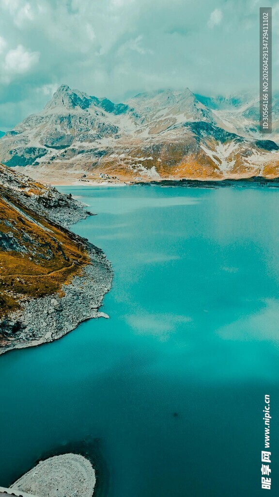 梦幻蓝湖与周边壮美景色