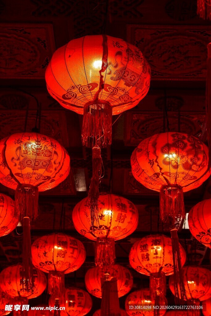 喜庆红灯笼营造节日氛围