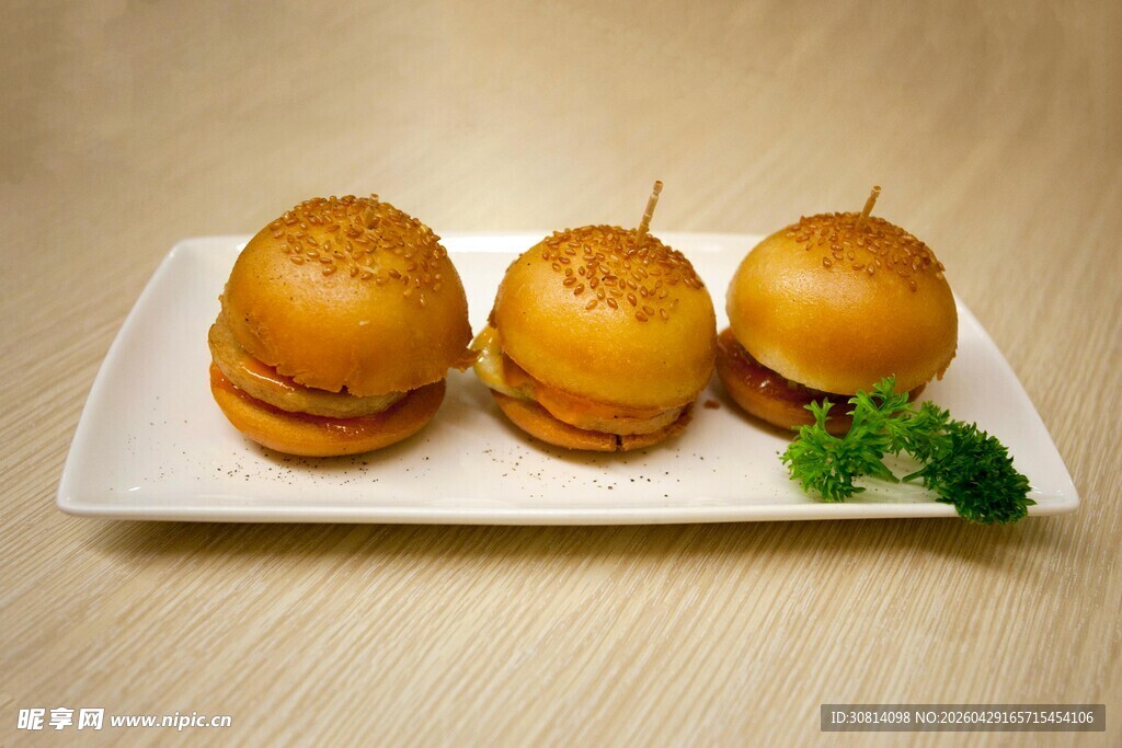 三枚美味小汉堡摆于盘上