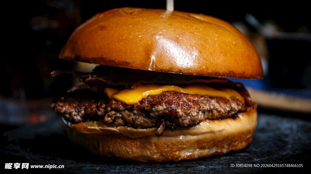 美味多汁的牛肉芝士汉堡