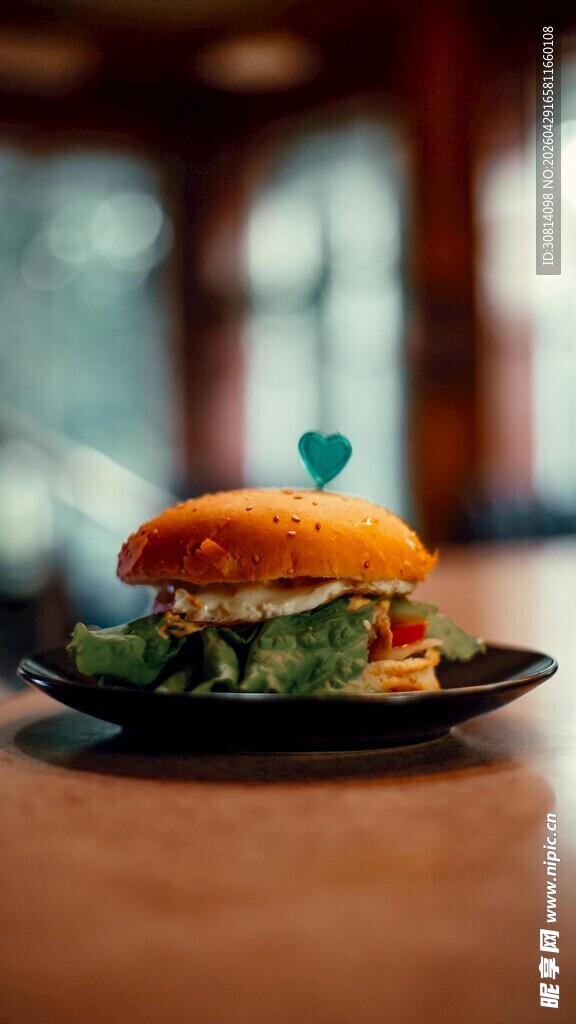 美味汉堡置于木桌之上