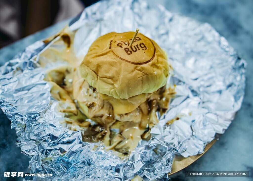 锡纸包裹的美味鸡肉汉堡