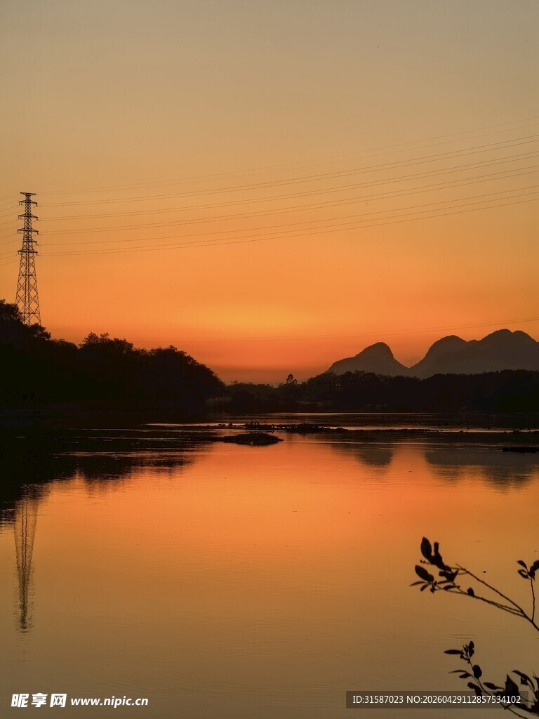 湖畔日落美景