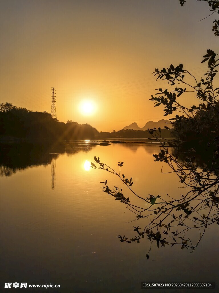 夕阳下宁静的河畔美景
