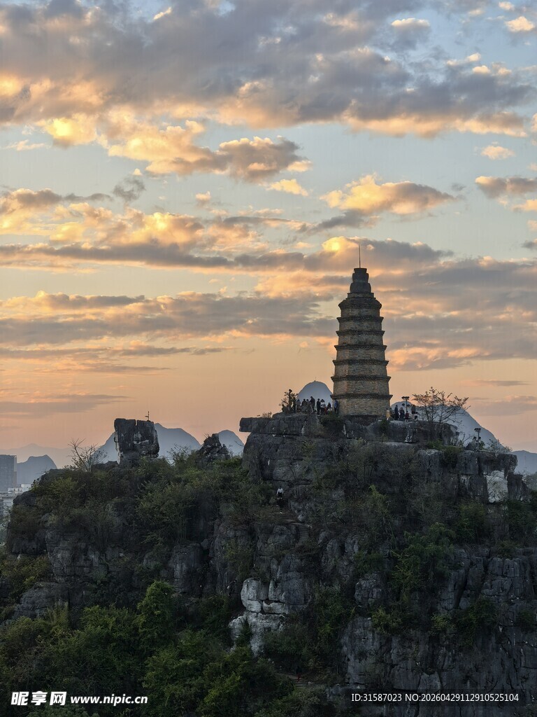 夕阳下的古塔美景
