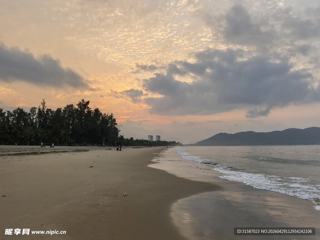 黄昏下的美丽海滨沙滩