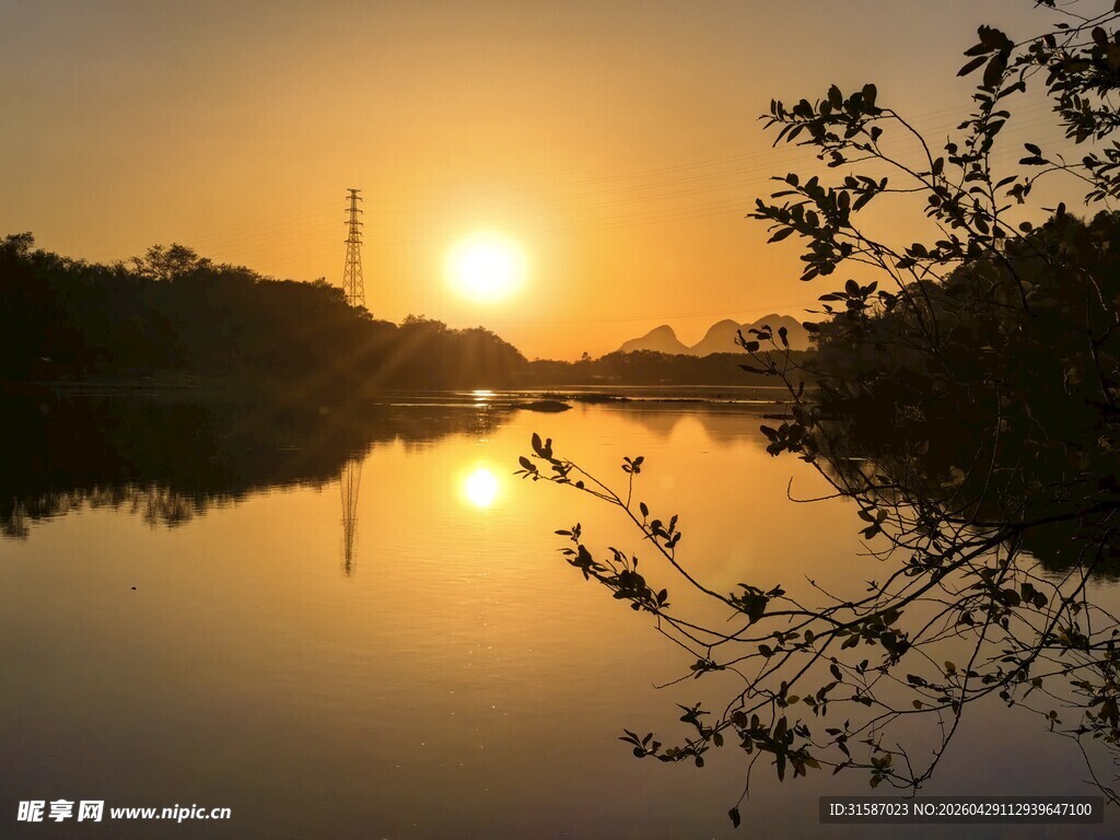河畔夕阳美景