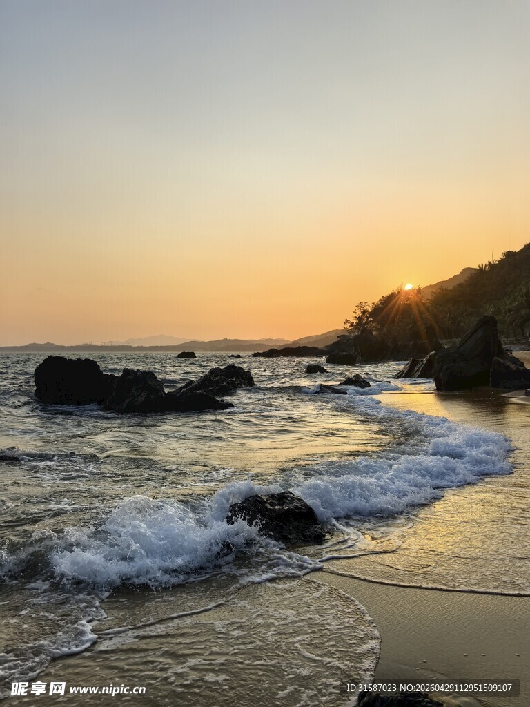日落时分的海浪与礁石