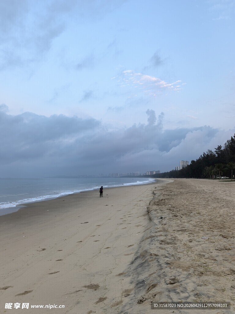 黄昏时分的静谧海岸