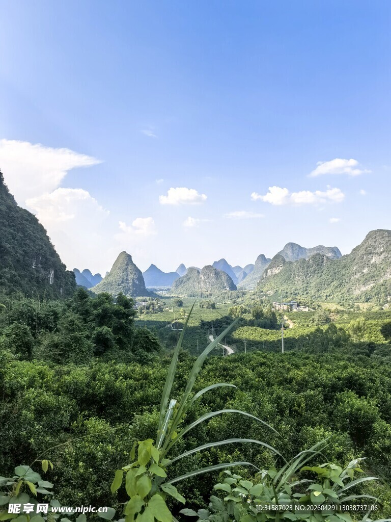 青山绿野间的秀丽风光