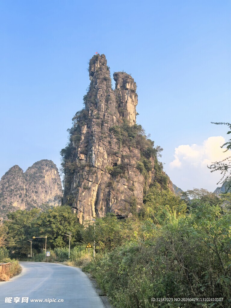 山间公路旁的奇特岩石景观